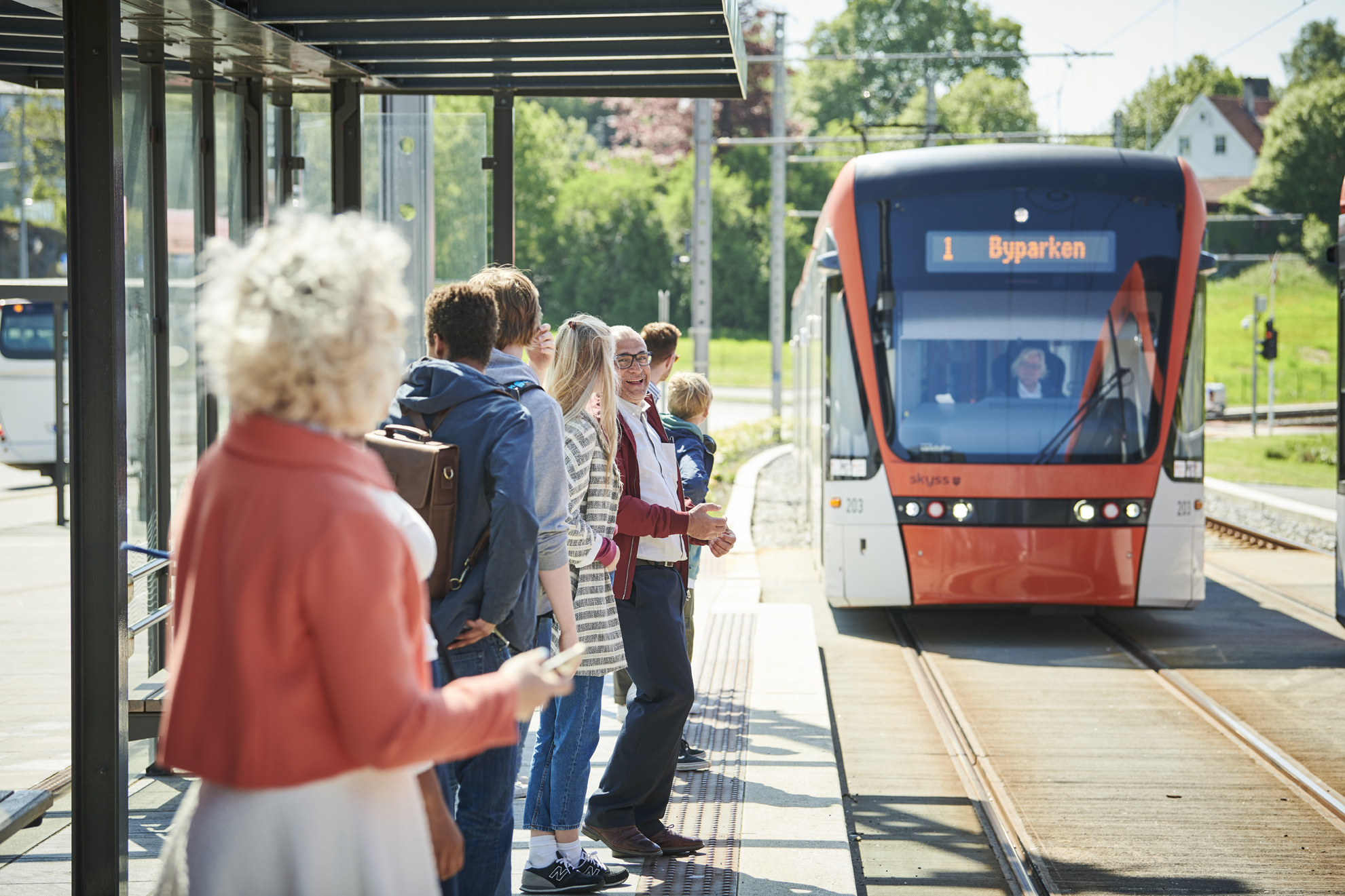 Passasjerer på holdeplass. Illustrasjonsfoto.