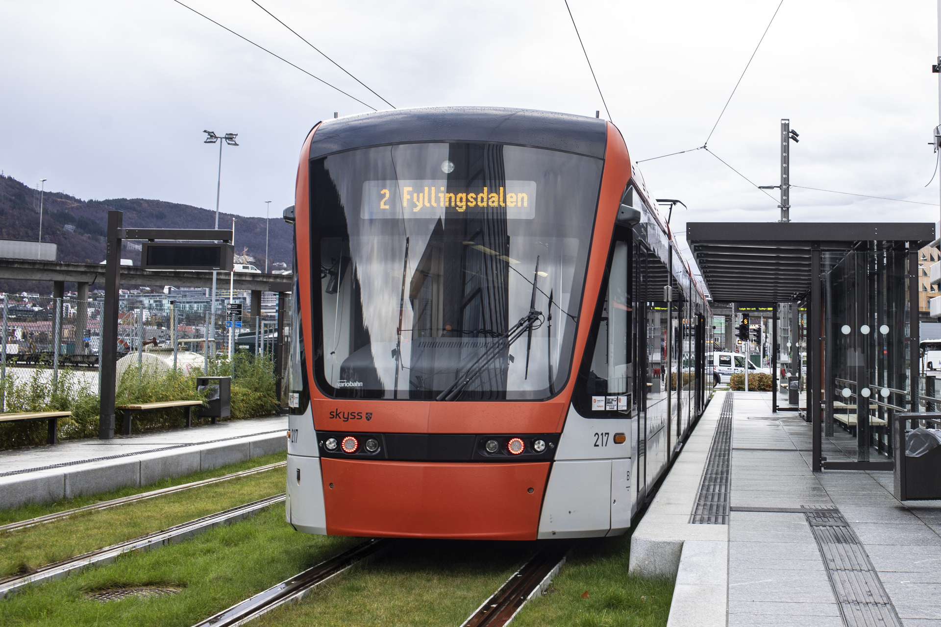 _Linje2_Fotodag_ Bybanen stopper ved Bergen busstasjon holdeplass på linje 2 til Fyllingsdalen