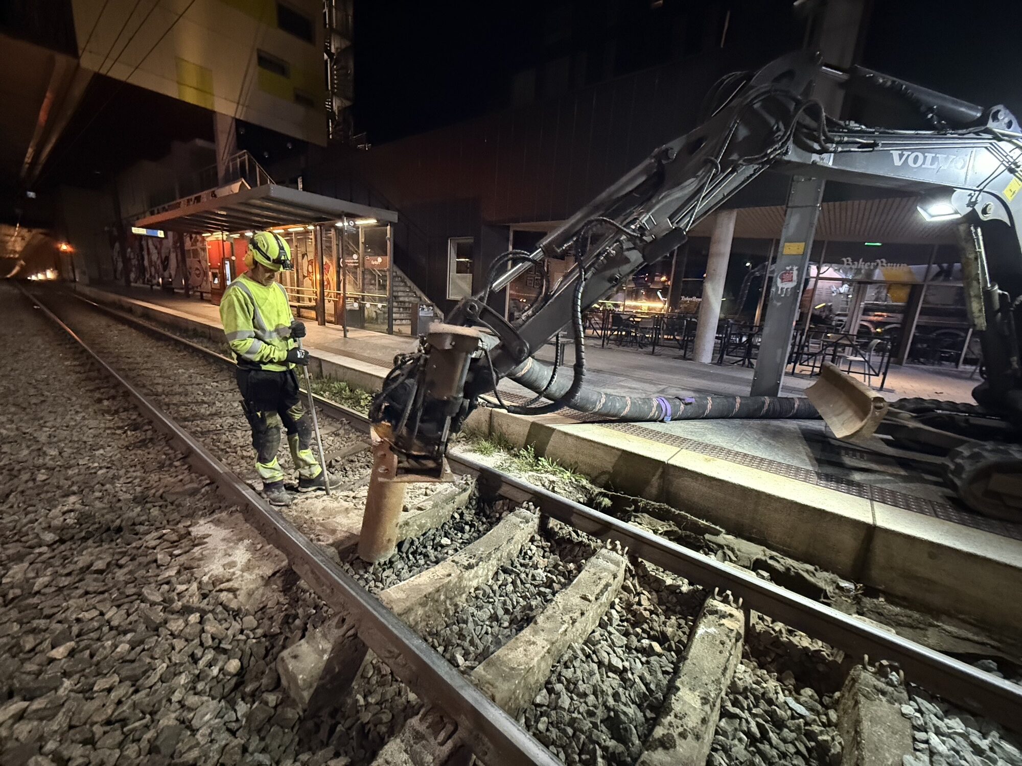Entreprenør på jobb for Bybanen AS skifter ut ballastpukk i bybanesporet ved Fantoft holdeplass