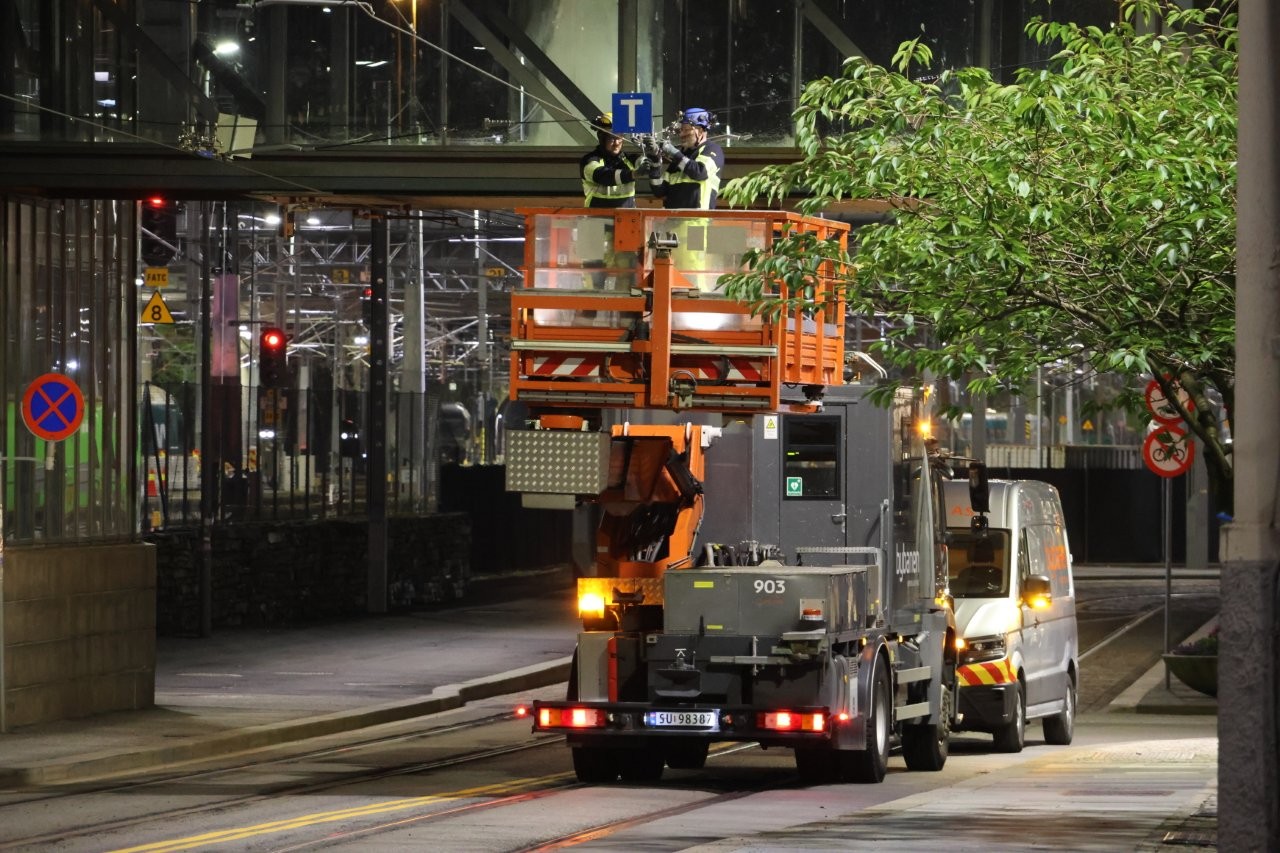 Kontaktledning.lores KL - montører justerer seksjonsskille ved Nonneseter holdeplass