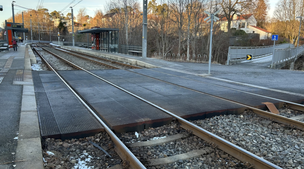 Overgangsmatter mellom bybanesporet for kjøretøy og gående ved Hop holdeplass