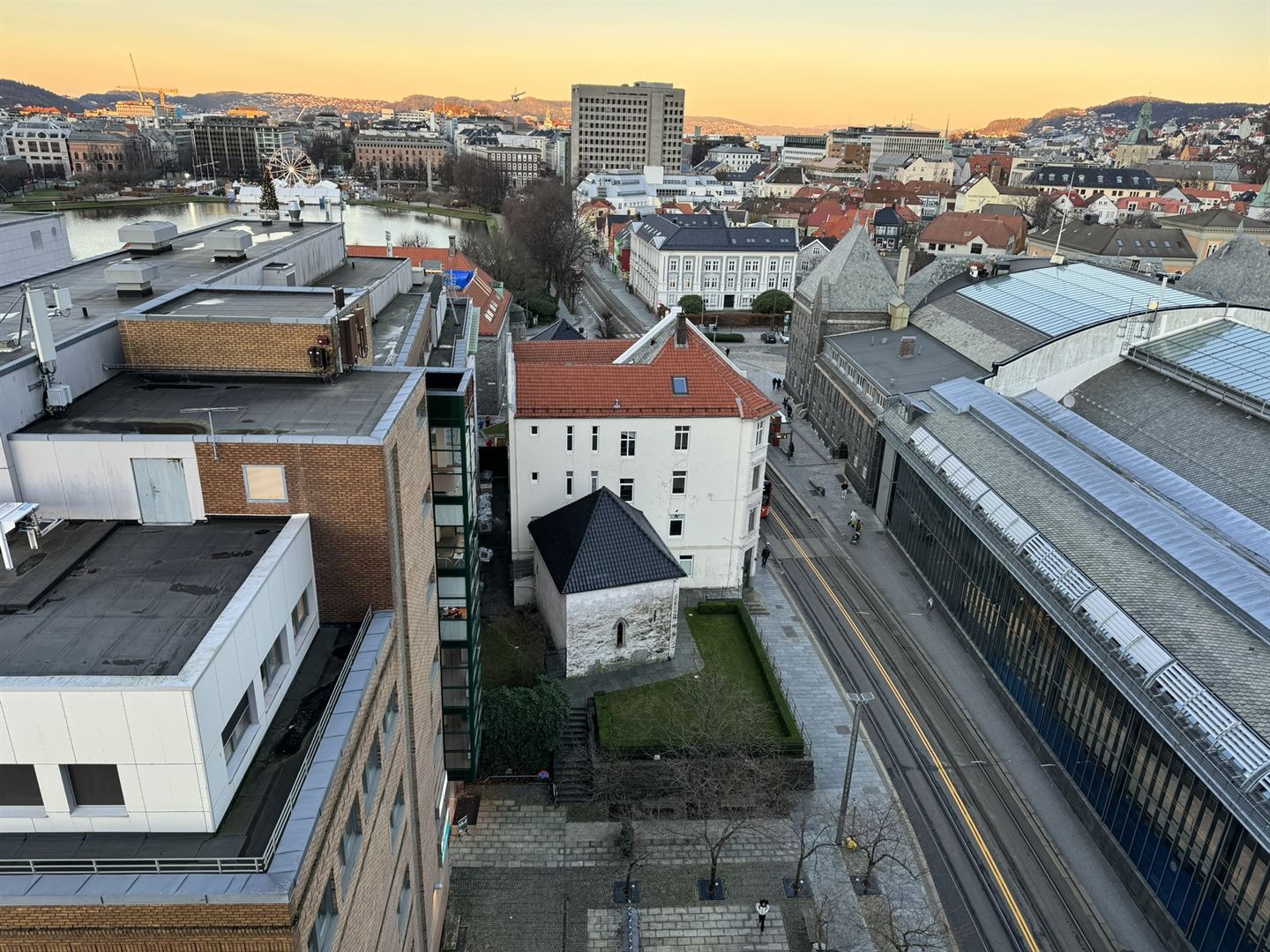 KL - montører justerer seksjonsskille ved Nonneseter holdeplass