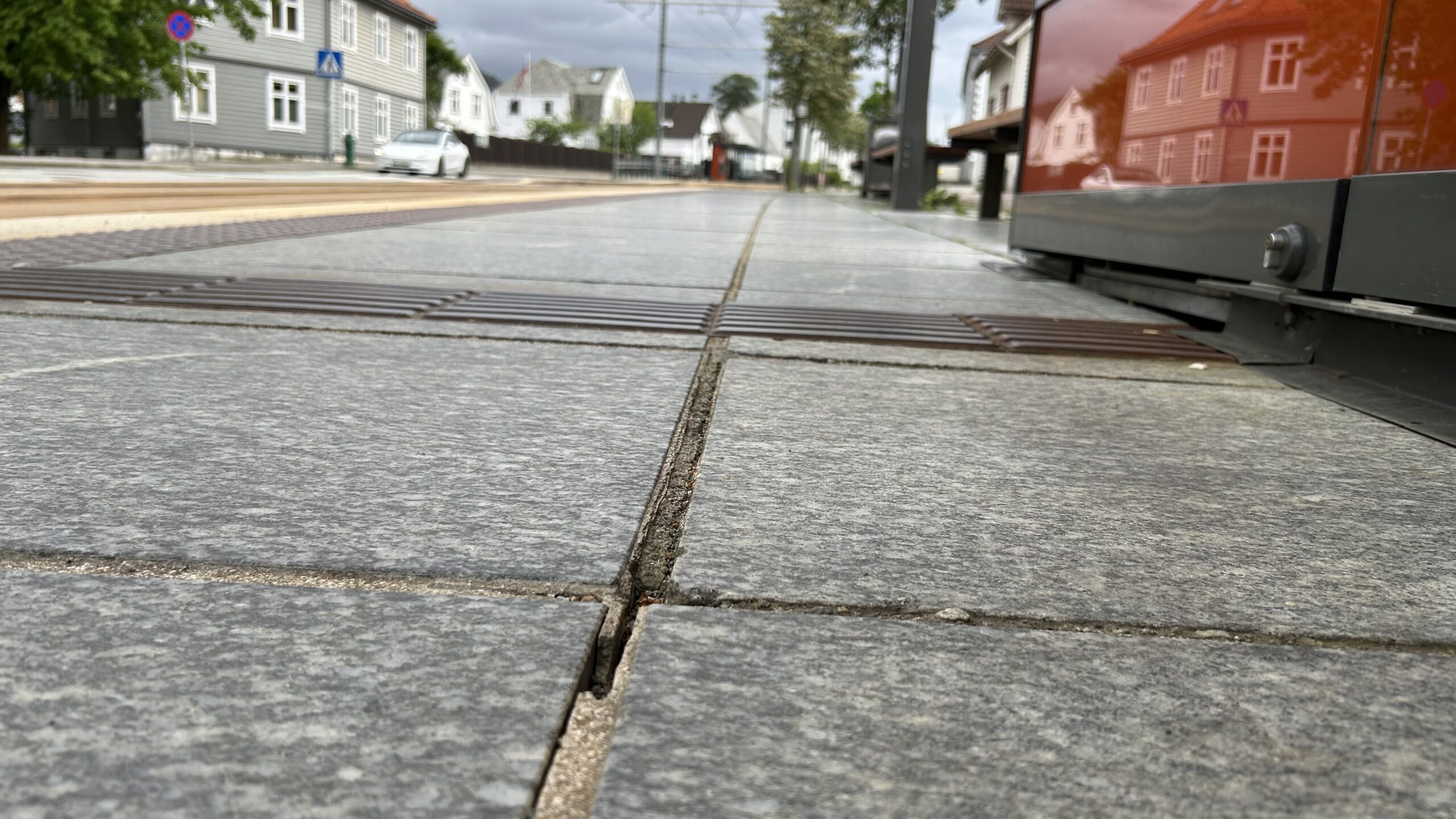 Nærbilde av dårlige fuger mellom steinhellene på Brann stadion holdeplass